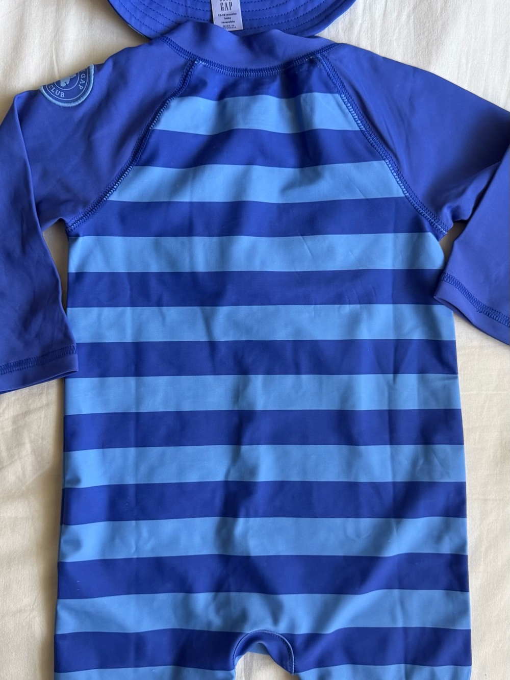 ✨FINAL MARKDOWN✨GAP Boys Blue Striped Rashguard Swim Set with Matching Hat - Picture 2 of 3